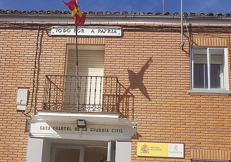 Desalojan las viviendas de la Guardia Civil en Villoldo tras desprenderse un falso techo